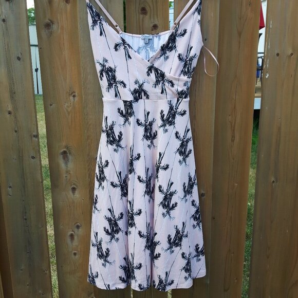BEAUTIFUL KISMET Palm Tree Print Summer Dress Women's Size Small Pale Pink - Picture 1 of 6